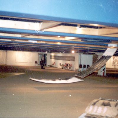 Hans Mendler, Deutschland  "Clausur" mit "Die Gruppe": Mendler created a swinging object : Galerie d'Esplanade de la Defense, die Gruppe Stuttgart