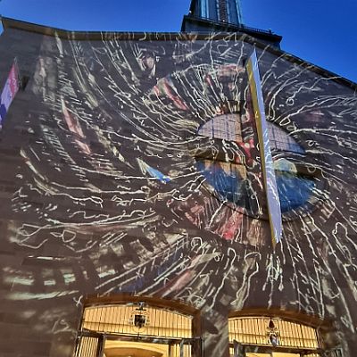 Eine Lichtinstallation auf der Fassade der Domkirche St. Eberhard Stuttgart  von den Künstlern Frederick D. Bunsen (Ammerbuch) und Philipp Contag-Lada (Stuttgart), 27. Mai 2022  Lichtinstallation von Frederick Bunsen und Philipp Contag-Lada : St. Eberhard Stuttgart, Lichtinstallation, Bunsen, Contag-Lada, Kunst