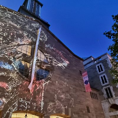 Eine Lichtinstallation auf der Fassade der Domkirche St. Eberhard Stuttgart  von den Künstlern Frederick D. Bunsen (Ammerbuch) und Philipp Contag-Lada (Stuttgart), 27. Mai 2022  Lichtinstallation von Frederick Bunsen und Philipp Contag-Lada : St. Eberhard Stuttgart, Lichtinstallation, Bunsen, Contag-Lada, Kunst
