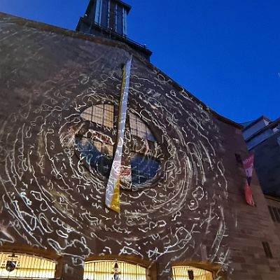 Eine Lichtinstallation auf der Fassade der Domkirche St. Eberhard Stuttgart  von den Künstlern Frederick D. Bunsen (Ammerbuch) und Philipp Contag-Lada (Stuttgart), 27. Mai 2022  Lichtinstallation von Frederick Bunsen und Philipp Contag-Lada : St. Eberhard Stuttgart, Lichtinstallation, Bunsen, Contag-Lada, Kunst