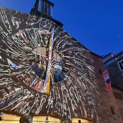 Eine Lichtinstallation auf der Fassade der Domkirche St. Eberhard Stuttgart  von den Künstlern Frederick D. Bunsen (Ammerbuch) und Philipp Contag-Lada (Stuttgart), 27. Mai 2022  Lichtinstallation von Frederick Bunsen und Philipp Contag-Lada : St. Eberhard Stuttgart, Lichtinstallation, Bunsen, Contag-Lada, Kunst