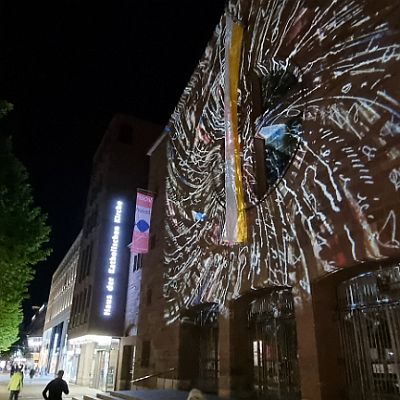 Eine Lichtinstallation auf der Fassade der Domkirche St. Eberhard Stuttgart  von den Künstlern Frederick D. Bunsen (Ammerbuch) und Philipp Contag-Lada (Stuttgart), 27. Mai 2022  Lichtinstallation von Frederick Bunsen und Philipp Contag-Lada : St. Eberhard Stuttgart, Lichtinstallation, Bunsen, Contag-Lada, Kunst