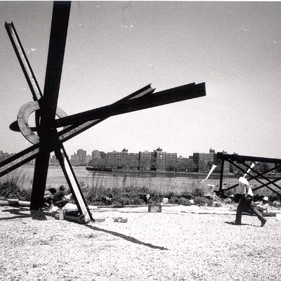 Oil and Steel Gallery NY, May 1987  Guests at Sculpture Park Mark di Suvero, Long Island : Bernd Heidelbauer, Mark di Suvero, Bunsen