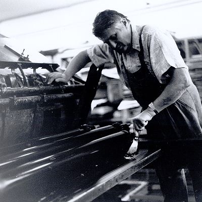 Pista Szabó, Lithographie Meister  setting the machine : Pista Szabó