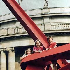 Mark di Suvero, Sculpture in Stuttgart  Mark di Suvero sculpture and Bunsen children : Mark di Suvero, sculpture