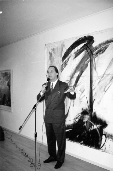 Galerist Albert Scaglione 1992 bei der Einfürung zur Ausstellung Bunsen